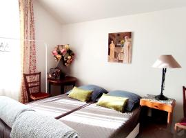 PARIS AUTHENTIC HOUSE Entier 1920's House Métro Line 7 For Groups、パリのホテル