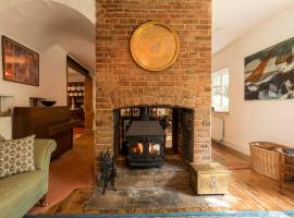 Large family home based at Westerlands Farm, Hotel in Graffham