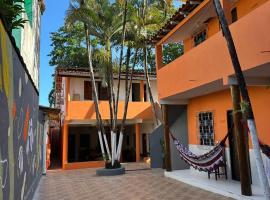 Pousada Flor de Ipê - Arraial d'Ajuda - a 100m da Rua do Mucugê - principal Rua da cidade, ξενοδοχείο σε Arraial d'Ajuda