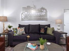 Lux 2 BR with private 2 bath Mins to Oak Mtn St Park)，Acton的飯店