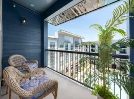 Luxury Apt with shopping and restaurants