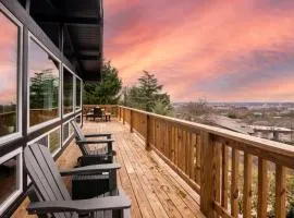Luxurious Retreat with Stunning Views Sleeps 16)
