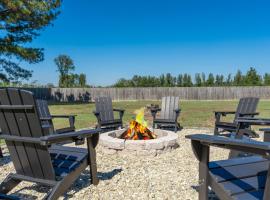 Cozy Texas Getaway with Fireplace Near Lakes, hotel v destinaci Marshall