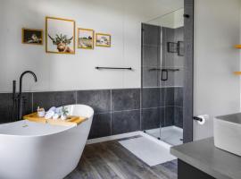 Twilight Haven - Hot Tub, hôtel à Shippenville