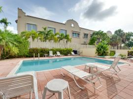 Ft Lauderdale Area Condo - Walk to Beach and Shops!, hotel in Fort Lauderdale