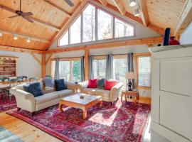 1 Mi to Mt Snow Luna Stella Home with Fireplace, villa in West Dover