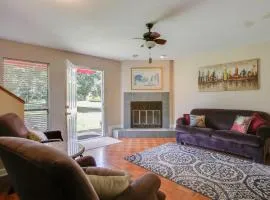 Baton Rouge Townhome with Pool Access - 7 Mi to LSU!