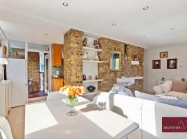 Richmond Three Bedroom Flat, hotel in Whitton