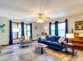 Lake Guntersville Hideaway! Home on Over 2 Acres โรงแรมในสกอตส์โบโร