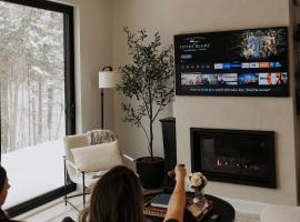 Forest Refuge - Fire - HotTub - Tremblant 15 min, hotel v destinaci La Conception