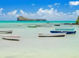 Spacious Seafront Villa with seaview terrace and beach access