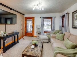 1 Mi to Akron Zoo Ranch-Style Home with Yard!, hotel v destinaci Akron