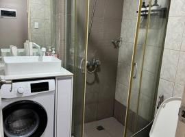 Monarch Parksuites staycation near Moa IKEA Solaire, hotel que aceita animais de estima&ccedil;&atilde;o em Manilla