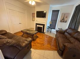 2 Story Home in the Noto Arts District, hotel in Topeka