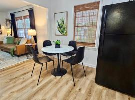 Center of Town! Near Hospital and VSU, Gameroom & Fire-pit, Pet Friendly, hotel en Valdosta