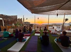 Natural Surf House, golfhotel in Tamraght Ouzdar