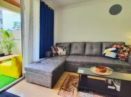 Luxury Pool view Apartment w Jacuzzi by Mirabella