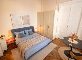 Central Retreat - Cozy & Charming Apartment