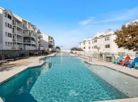 3 Bedroom Osage Beach Condo w/ Pool & Main Channel Views