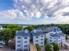 3 Bedroom Osage Beach Condo w/ Pool & Main Channel Views