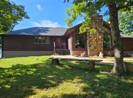 17 Lakefront Acres, Private Dock, Firepit, Pool Table, Kayaks, Fishing, ξενοδοχείο σε Laurie