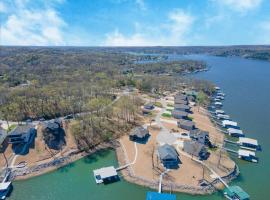 Accessible Lakeside Luxury at the 45mm w/ Private Dock, Sunset Views & More, ξενοδοχείο σε Laurie