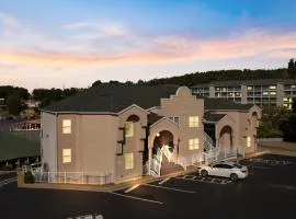 Central Location, Pool Access & Breathtaking Views