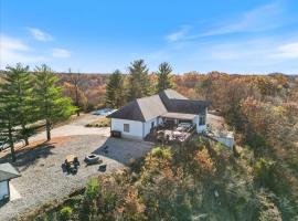 Amazing Sunset Lake Views, Huge Deck & Hot Tub!, Hotel in Sunrise Beach