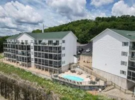 Boat Slip, 3 Pools, Golf, Ozarks Ampitheater, & Amazing Lake Views at the 13mm Big Niangua