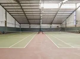 Excellent Family Stay w/ Boat Slip, 2 Pools, Hot Tub, Courts & Arcade Games