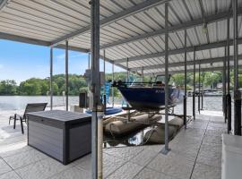 Gentle Sloped Lot, Private Dock, Boat Slip, Kayaks, Fire Table, Lakeview Deck, Family Friendly, Hotel in Purvis