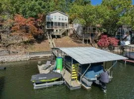 Close to The Strip, Private Dock & Screened Deck!
