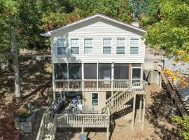 Close to The Strip, Private Dock & Screened Deck!