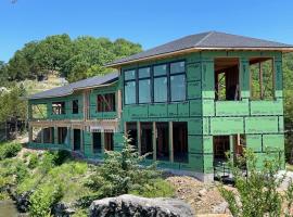 Expansive Lakefront Estate with Private Pool & Movie Theater at 43mm, Hotel in Purvis