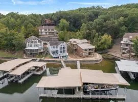 Amazing Wall of Windows, Swim Dock & Pet Friendly