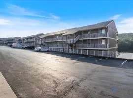 Family Fun at Lake Vibin' Lazy Days Osage Beach w/ 2 Pools, Playground, Games & Calm Water