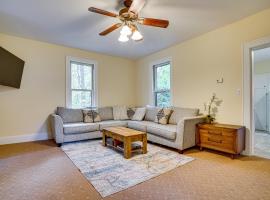 Near Colleges: Pet-Friendly Duplex in Northfield!, khách sạn ở Northfield