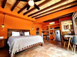 Boutique Studio with Terrace, Heated Pool & Fast Wi-Fi, Walk to Malecón