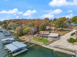 Newly Updated Interior, Sunroom w/ Hot Tub, Deck, Deep Water Dock, Boat & PWC Slips, ξενοδοχείο σε Buck Creek