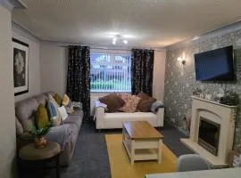 Charming 2 Bed Modern Guest House with Free Parking up to 3 cars