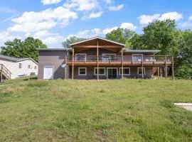 Huge Lakefront Yard, Private Dock - Amazing Views!