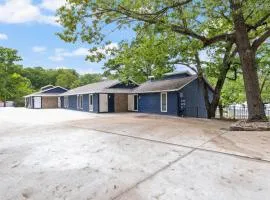 Our Cove Retreat - Perfect for Wave-Free Swimming, Tanning & Prime Location Fun!