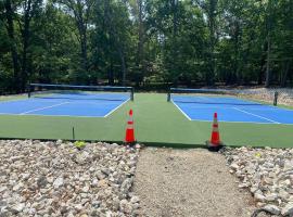 Porto Cima w/ Game Room, Dock, Boat Slip, Kayaks, Lakeside Fireplace & Hot Tub, Hotel in Sunrise Beach