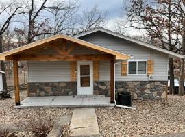 Stunning Views of the 75mm, Private Dock, Spacious Decks, Kayaks & More!, Hotel in Buck Creek