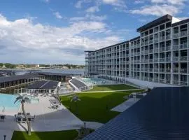 Lakefront Topsider Condo w/ Boat Slip, 2 Pools & Large Deck