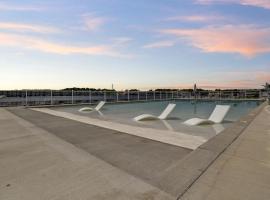 Lakefront Topsider Condo w/ Boat Slip, 2 Pools & Large Deck, hotel v destinaci Laguna Beach