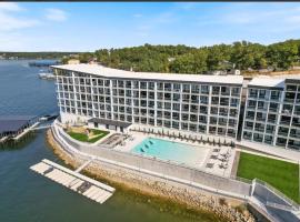 Topsider Condo w/ Stunning Lake Views, Shuffleboard & King Beds, hotel v destinaci Laguna Beach