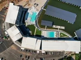 Topsider Condo w/ Stunning Lake Views, Shuffleboard & King Beds