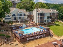 Lakeview Condo, Boat & PWC Slips, Pool, Tennis, Family Friendly, hotel v destinaci Damsel