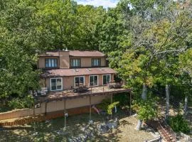 Spacious, Quiet & Great Cove, Nearby Attractions, Private Dock, Fireplace, Expansive Deck